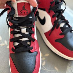 Air Jordan 1 Mid 'Chicago Black Toe' Leather Basketball Sneaker 7Y