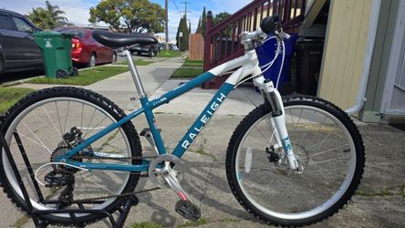 Raleigh Mountain Bike 24"Tires 
Great Condition Ready to Ride 