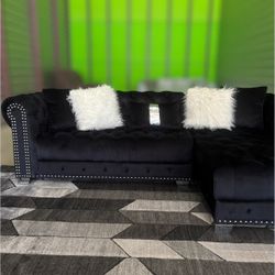 LIKE NEW small Black Tufted Sectional Sofa Couch (DELIVERY AVAILABLE)