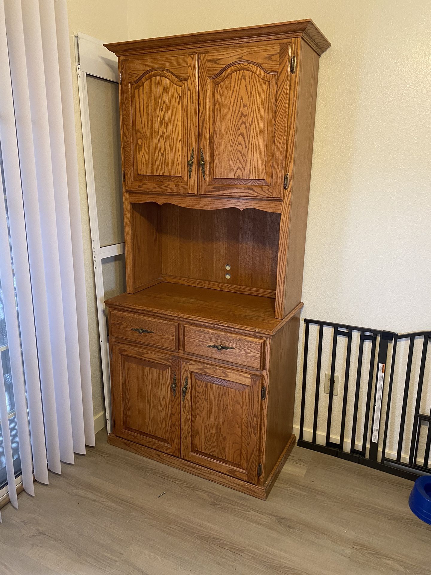 Cabinet hutch 