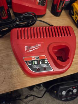 Milwaukee M12 Lithium-Ion 12-Volt Battery Charger