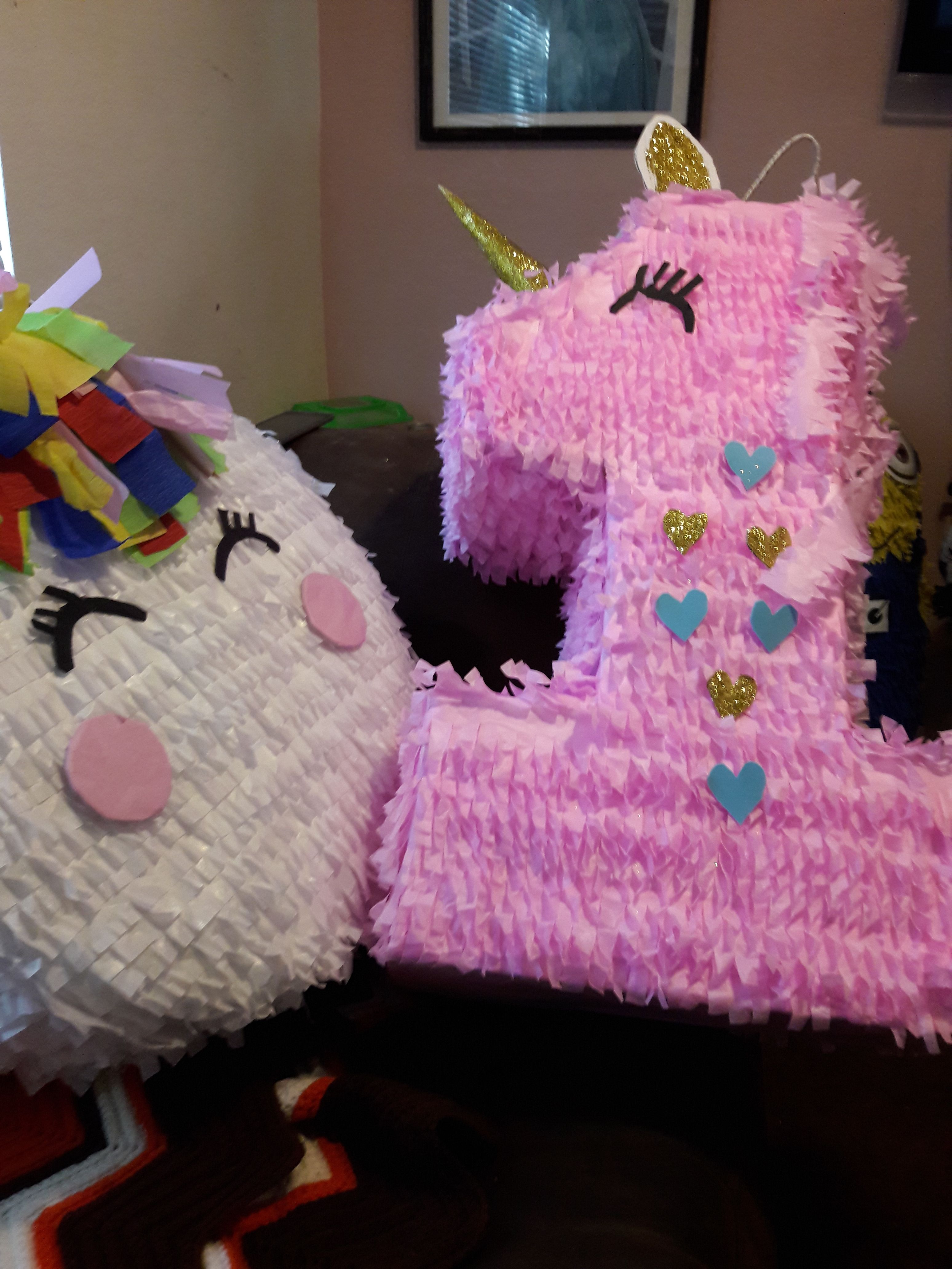 Dos piñatas de unicornio 1 número 1 y una circular disponible