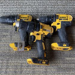 Three 20 V Dewalt drills all working