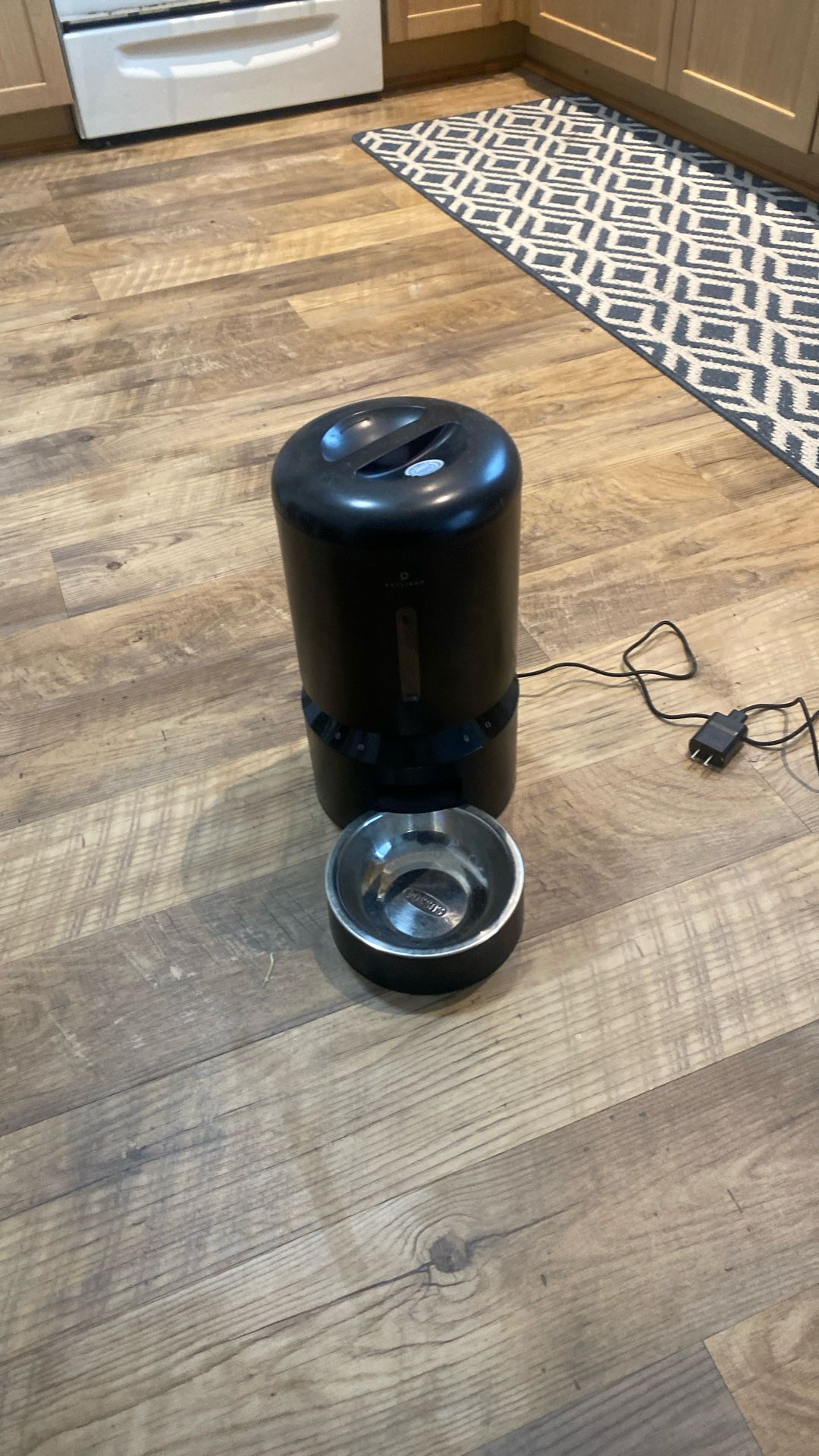 Petlebro automatic pet feeder for dogs or cat, feed your pets from your cell phone while you’re at work