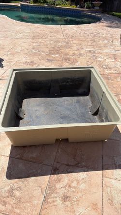 Plastic planter container