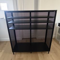 Solid storage with adjustable shelves