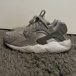 Nike Huarache Size 7Y