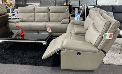 Italian Leather Power Sofa And Love W/ USB Ports Available NOW $2,699/Sofá eléctrico de cuero italiano y Love con puertos USB disponiblesAHORA $ 2,699
