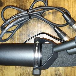 SHURE SM7B Vocal Dynamic Microphone (Chords Included)