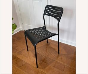 4 stackable chairs
