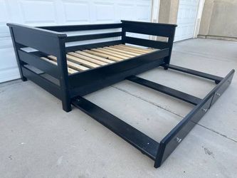 Hard Wood Twin Size Daybed Frame with Trundle bed
for mattress dimensions: 75”x38”
Like New condition
Great work
