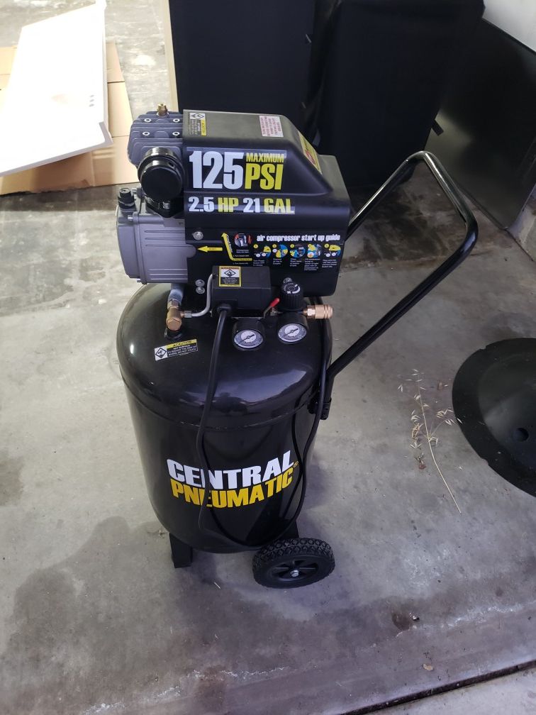 Harbor Freight Air compressor 2.5 hp 21 gal for Sale in Temecula, CA