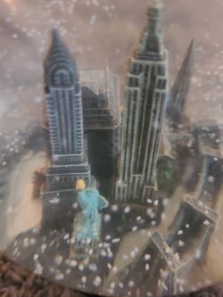 Christmas New York snow globe very nice and authentic