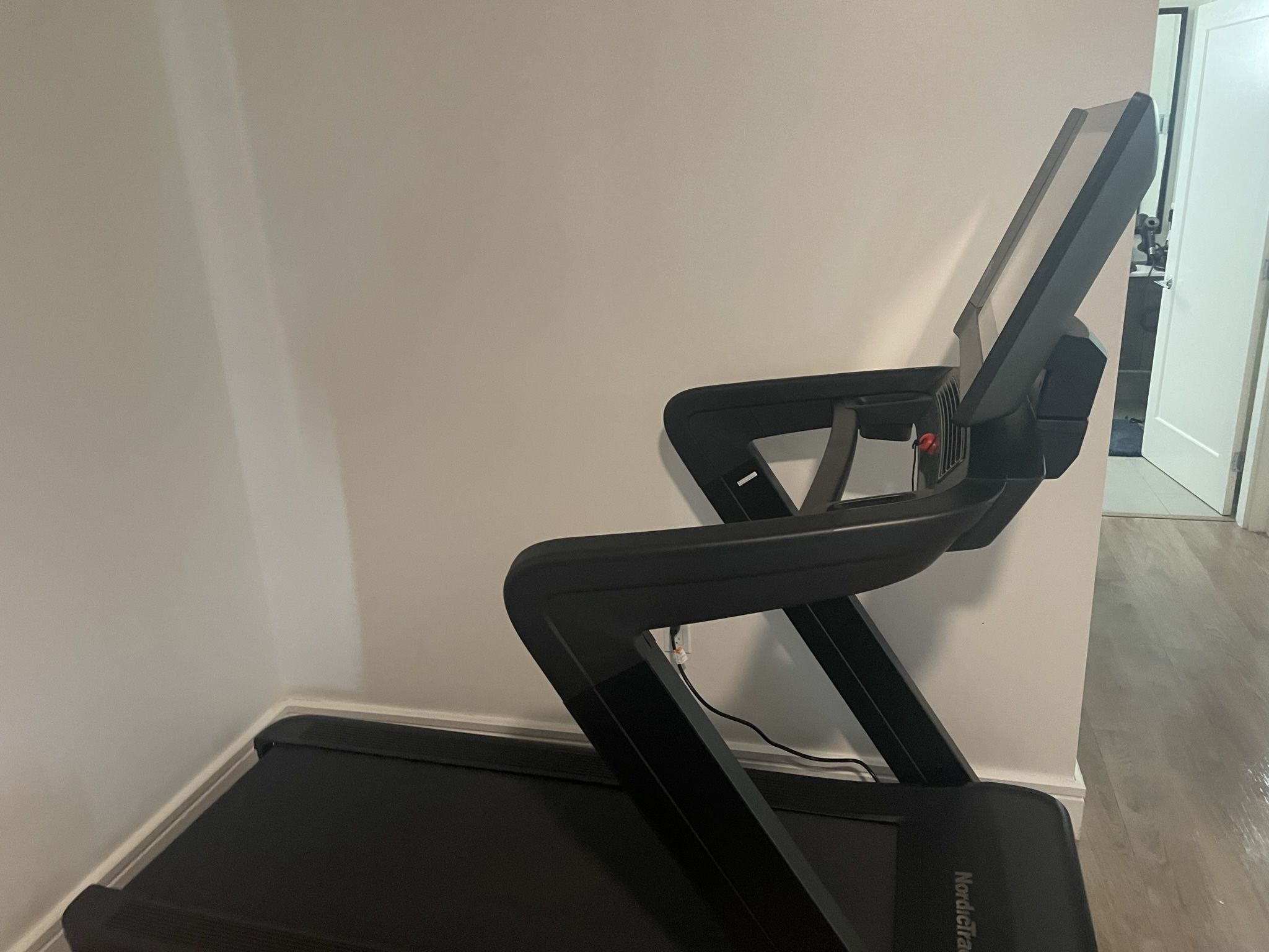 NordicTrack X32i Incline Treadmill – Like New