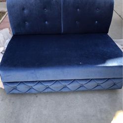 Love seat/fulton with pull out bed $ 450 obo no Lowballing Cash Only