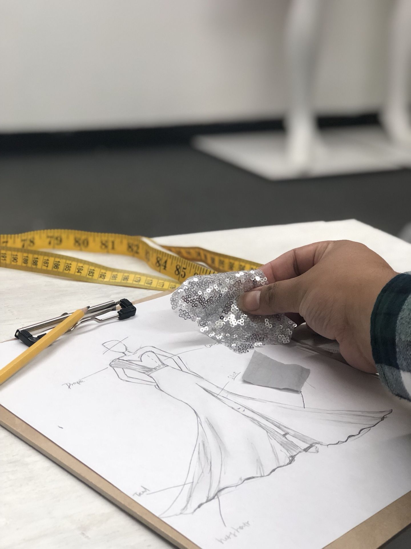 Se hace vestidos completos y Alteraciones