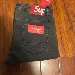 SUPREME MENS JEANS 34X34