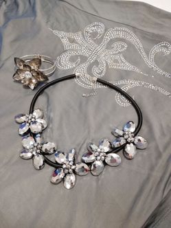 Crystalin Floral : silvery/shiny jewelry