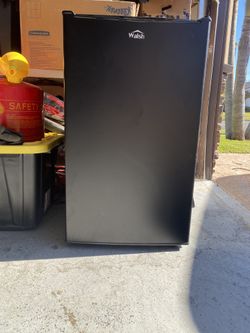 Walsh Refrigerator Model WSR35BK ,3.5 Cu Ft —6 Months Old