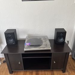 Technics record player With speakers included