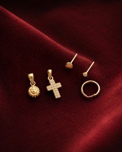 18K Gold Mixed Jewelry Lot, Pendants, Stud Earrings and Small Hoop