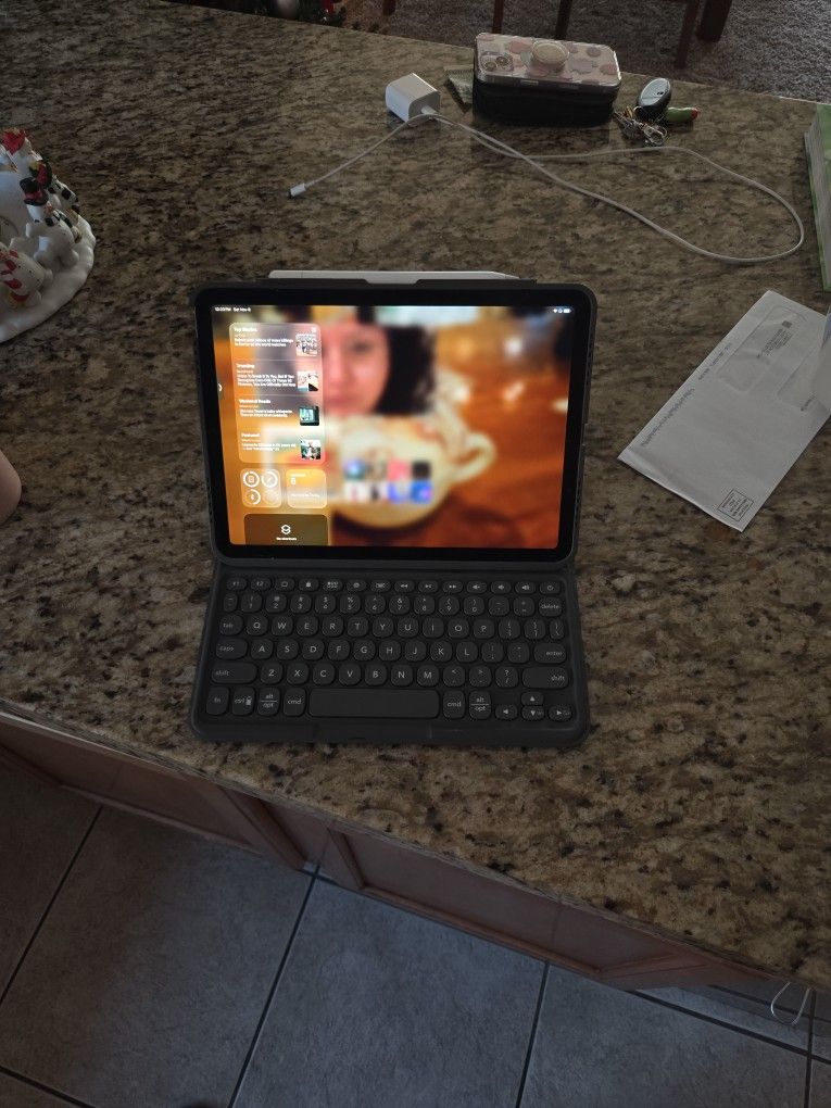 IPAD AIR 5TH GENERATION WITH CASE AND APPLE PENCIL