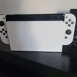Nintendo Switch OLED w travel case, extra controller and 2 Zelda games (Zelda- Breath of the wild and Zelda- Tears of the Kingdom