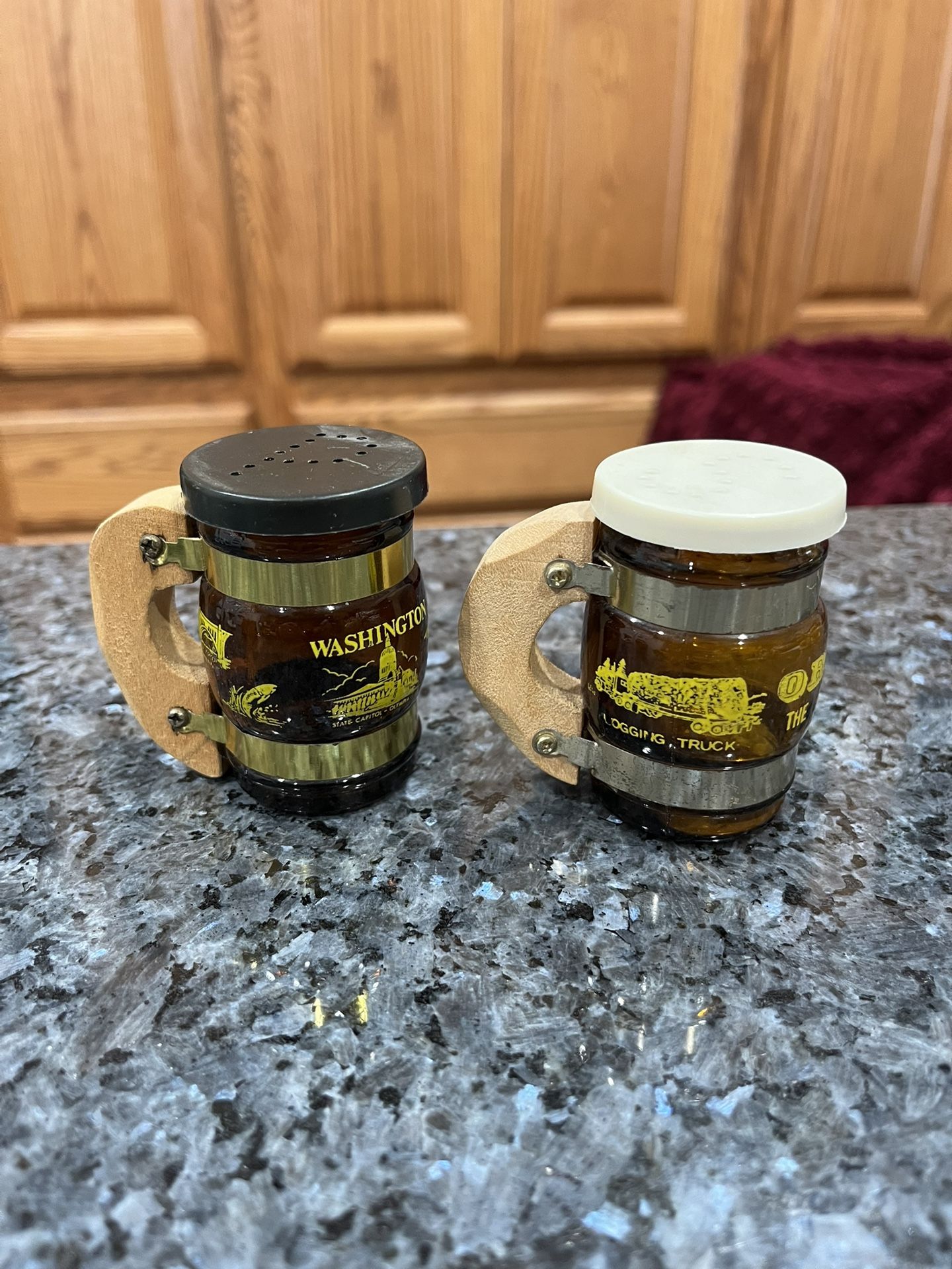 Vintage Souvenir Mugs Pair of Salt and Pepper Shakers “ Oregon State and Washington State. Size approximately 2 1/2 inches tall. Preowned.