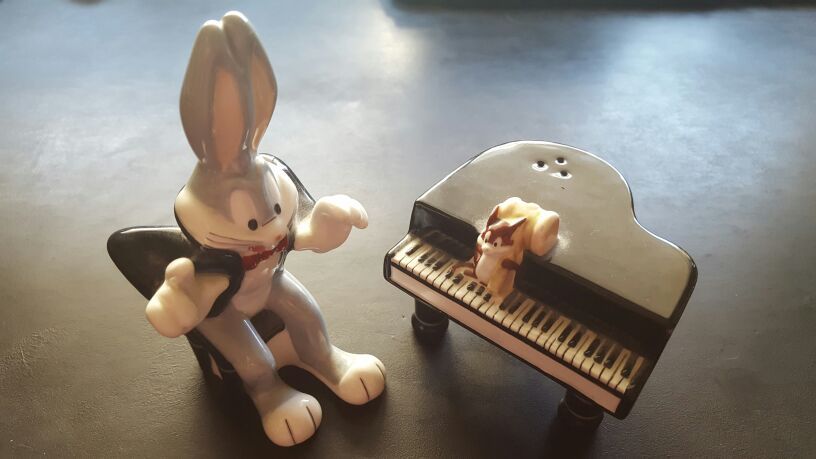 Warner Brothers 1999 Bugs Bunny Playing Piano Salt & Pepper Shaker