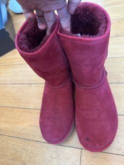 Women’s 7 Ugg boots burgundy
