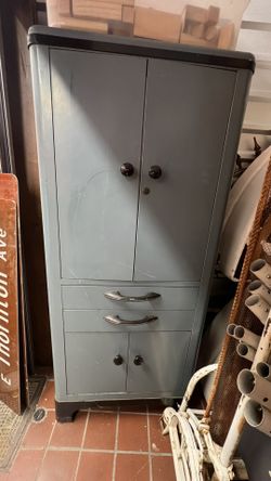 MCM VINTAGE MEDICAL CABINET $95