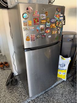 Frigidaire 14 cu.ft top freezer refrigerator