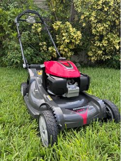 SELF PROPELLED LAWNMOWER HONDA HRX-217 /200cc TWIN BLADE . XENOY DECK NEVER GER RUST, DENT or CORRODE ,  . ALLOW YOU MAKE YOUR OWN SPEED. JUST RECENTL