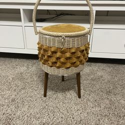 Mid Century Singer Sewing Basket in Great Condition 