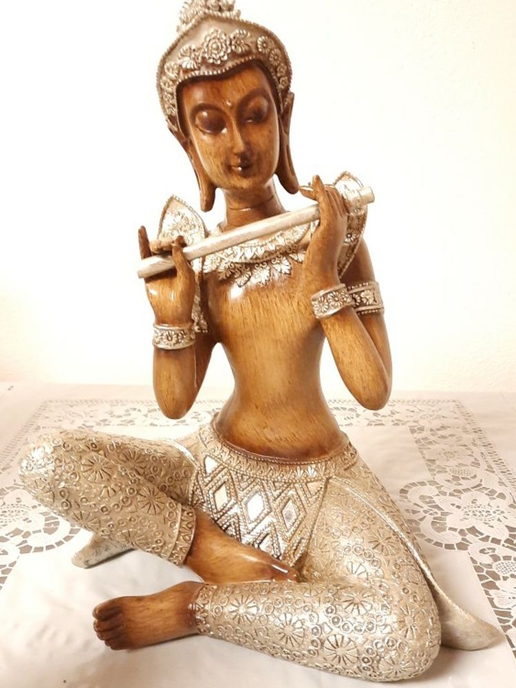Buddha. Thai Dancers Statues