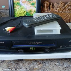 VCR PANASONIC  like new Ron's great got cables and remote