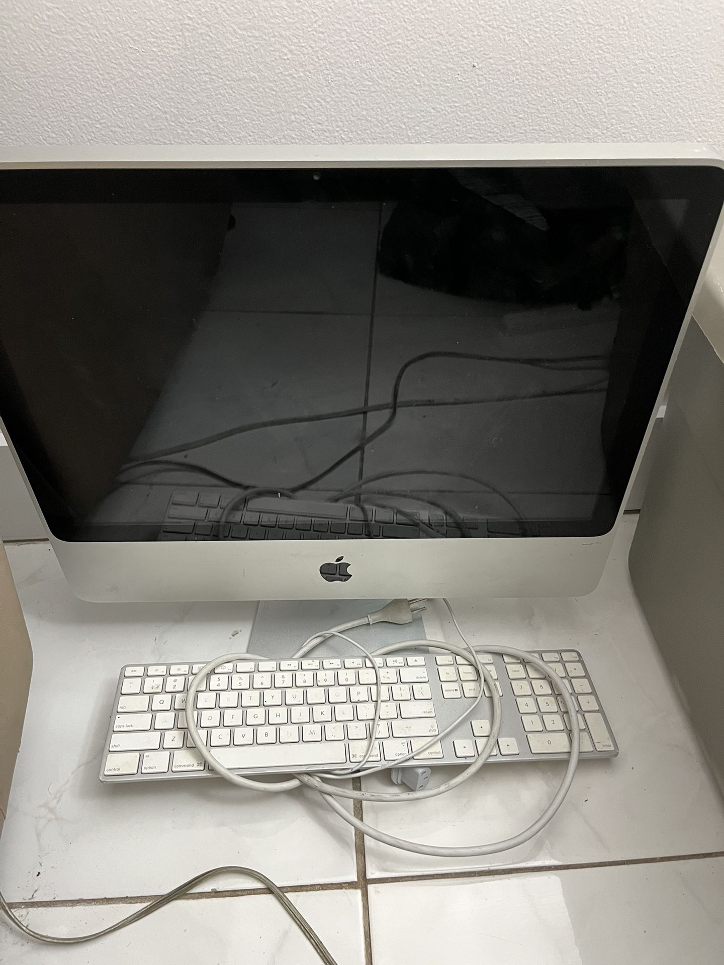 Apple Computer With Keyboard