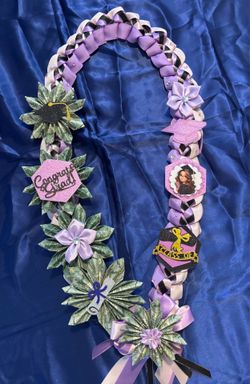 Graduation 🧑‍🎓 leis Precios varian solo Liston con nombre y Año 35 dlrs