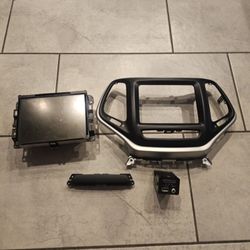 2014-2017 Jeep Cherokee UConnect Radio Head Unit with Trim Bezel and Media Hub