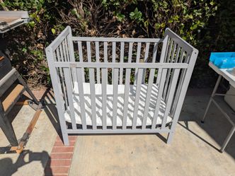 Crib 40"x26" OD with mattress