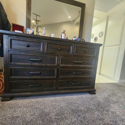 Dresser With Mirror
