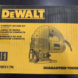 DEWALT DW317K 5.5 Amp Corded Variable Speed Jig Saw Kit with Bag (H 🐝)