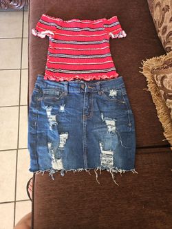 Trajesito de jovencita, blusas medida( xs) estira. Falda stretch  medida (S)