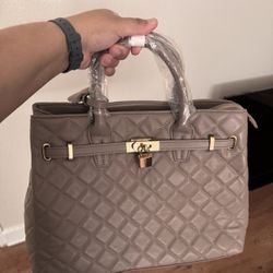 Brand New Quilted Purse with Lock Detail – Soft Taupe, Elegant Style