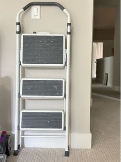 3-Step Folding Step Ladder – Sturdy & Lightweight