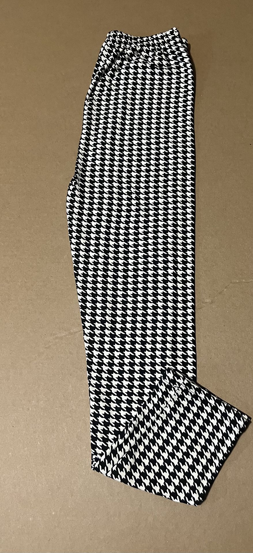 Women’s New black and white checked leggings (Size Medium)