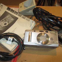 Fujifilm Finepix F700 3X Compact Digital Camera With Battery Charger &