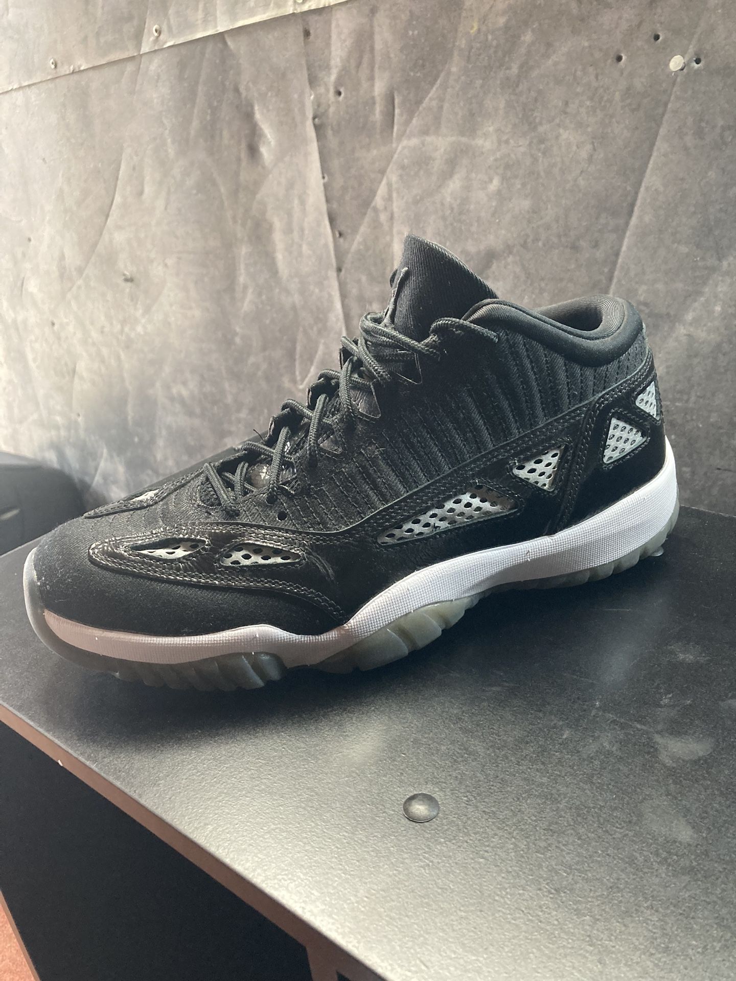 Jordan 11 Low IE