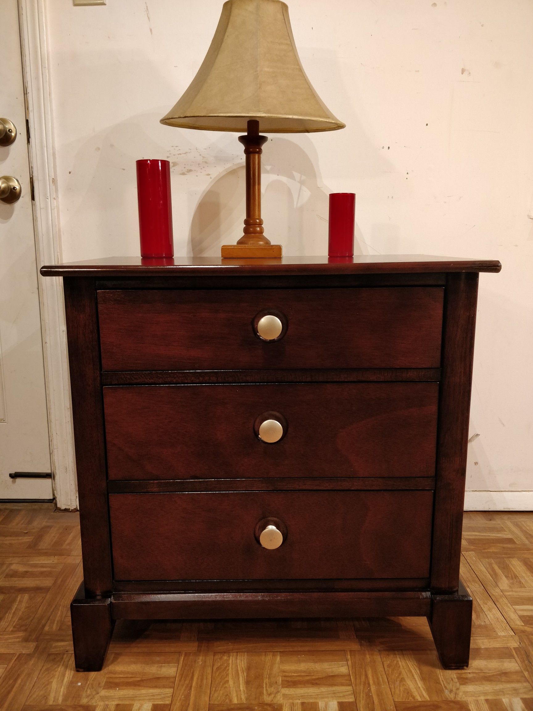 Nice wooden big night stand with 3 drawers in very good condition, all drawers sliding smoothly, pet free smoke free. L27.5"*W17"*H28.5"