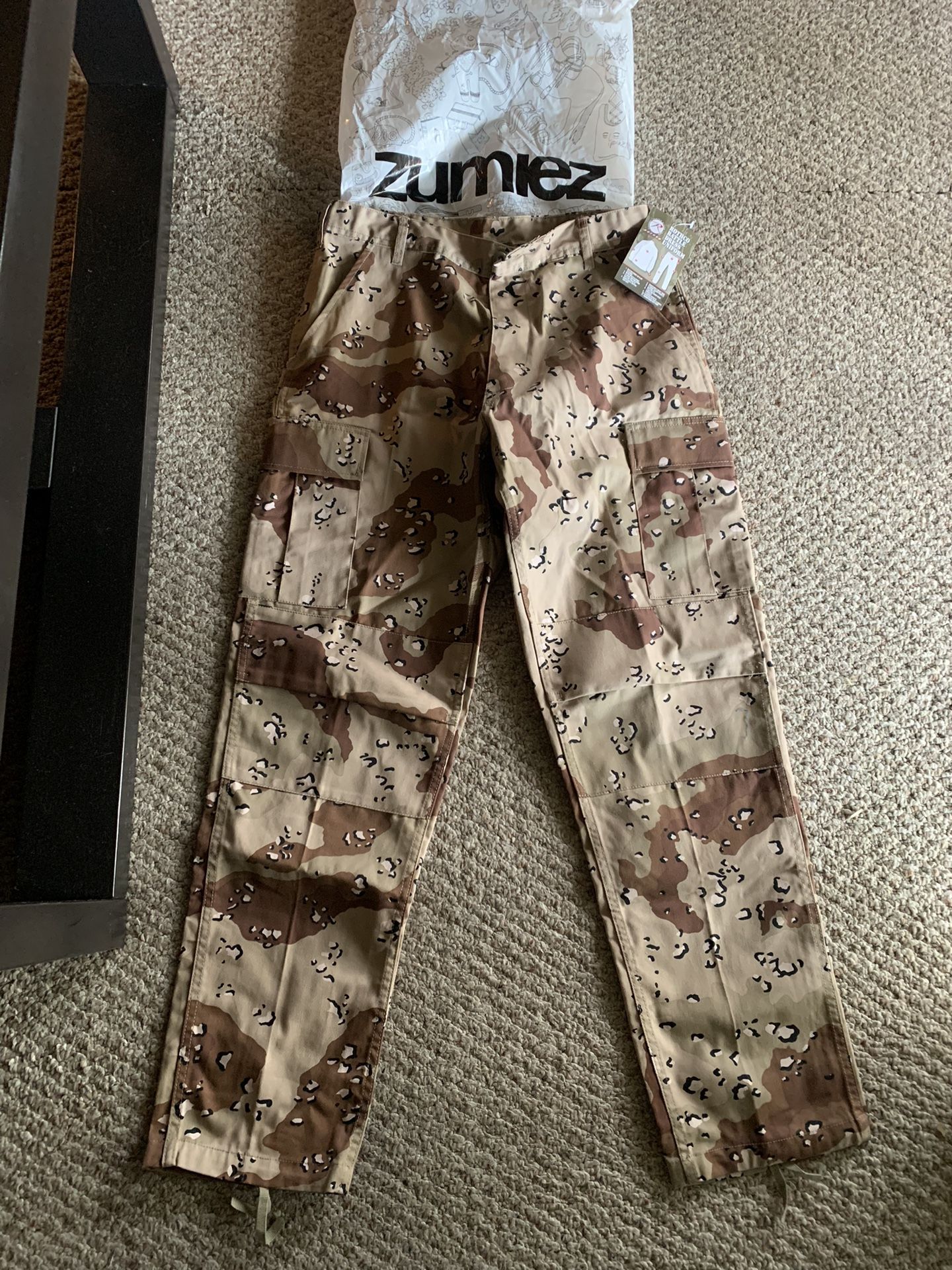 Brand new Men’s Medium Beige Camo Cargo Pants *NEVER WORN!! Tags still on!!